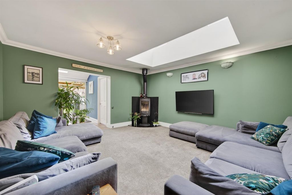 Property photo 3 of 26 28Harboroughrdnorthweb28.Jpg