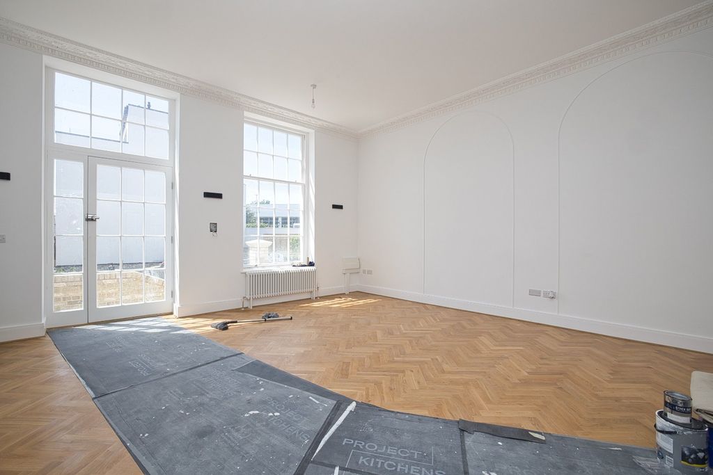 Property photo 3 of 16 Flat 4