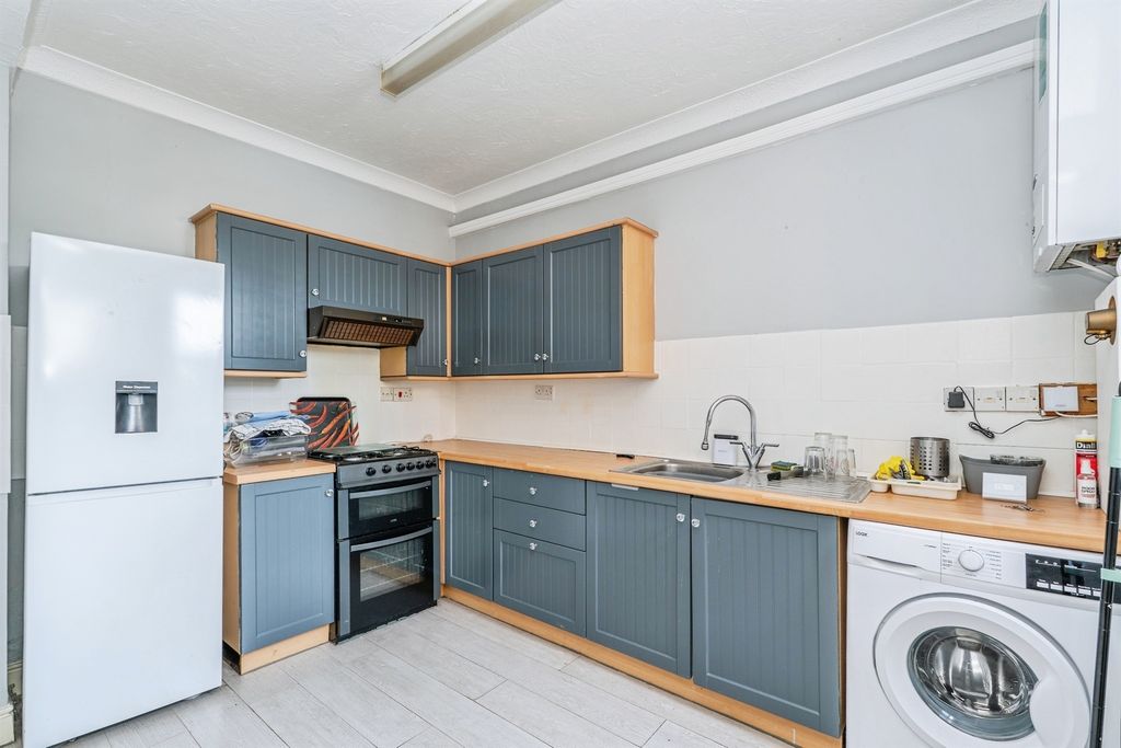 Property photo 2 of 11 Kitchen