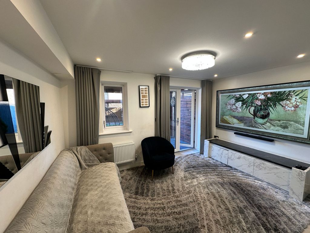 Property photo 2 of 17 Lounge