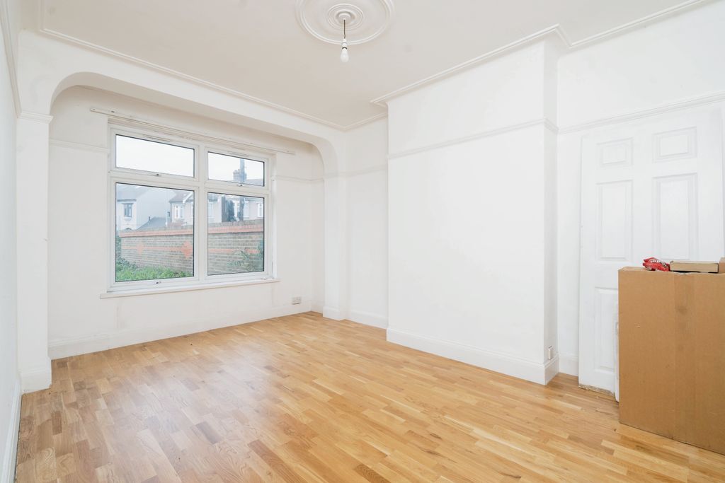 Property photo 2 of 13 B97Acabe-9975-Ed11-8