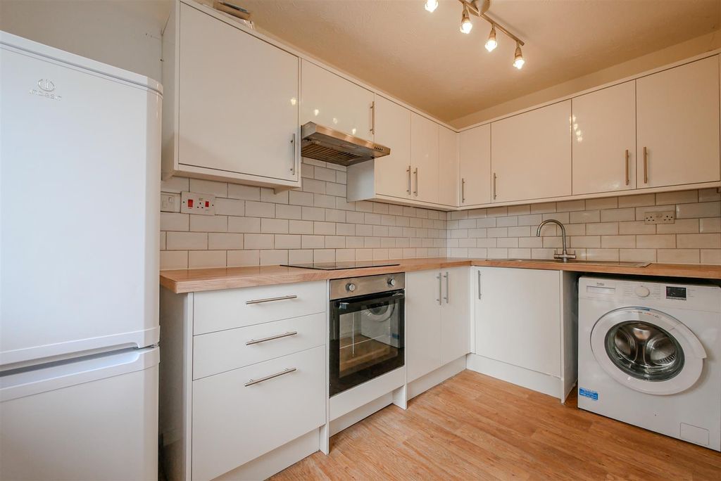 Property photo 3 of 9 Kitchen