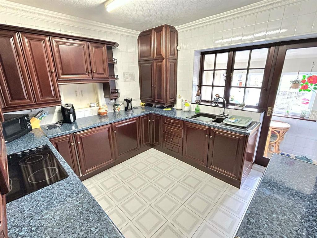Property photo 2 of 15 Kitchen
