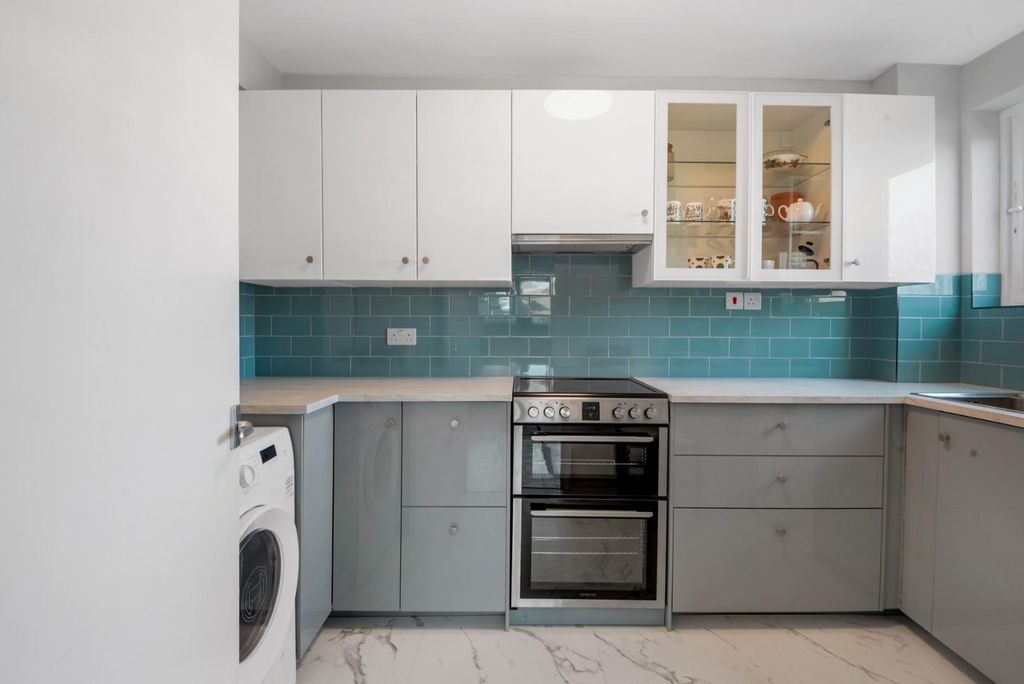 Property photo 3 of 10 Kitchen