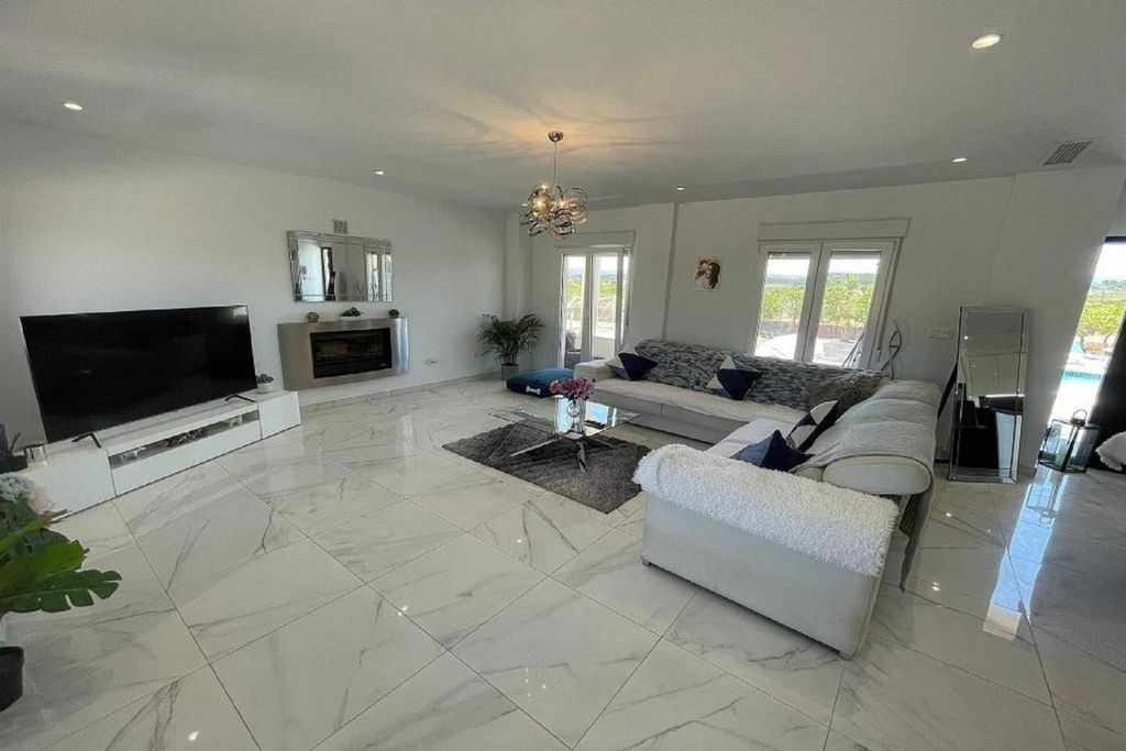 Property photo 2 of 9