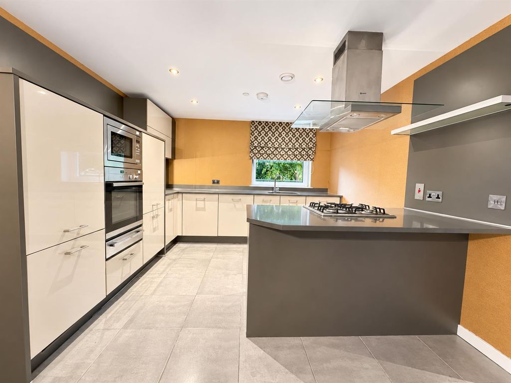 Property photo 3 of 17 Kitchen