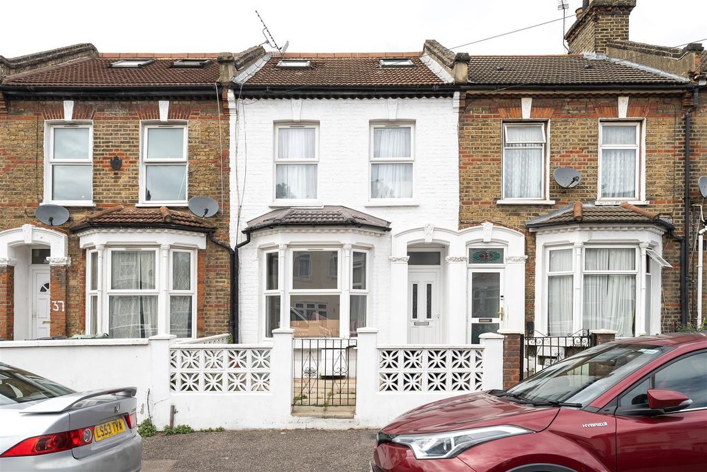 Property photo 1 of 25 Etchingham Road, E15