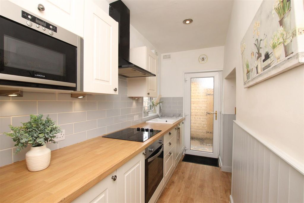 Property photo 3 of 15 Kitchen_.Jpg