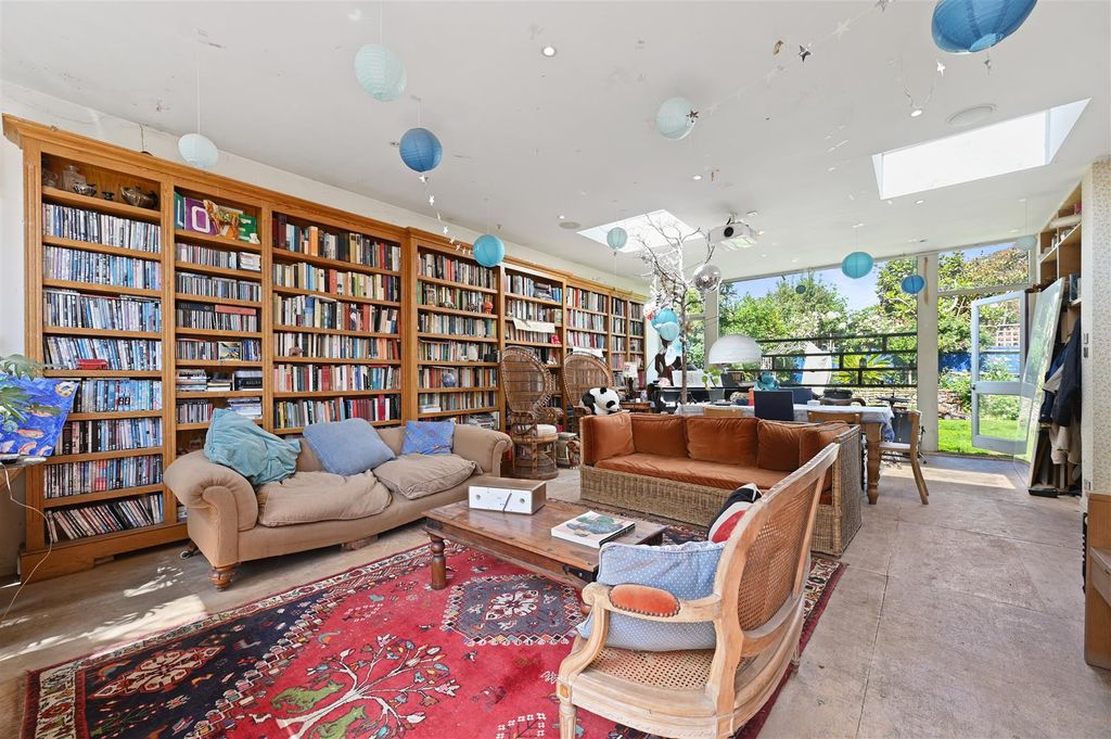 Property photo 2 of 16 Rylett Crescent