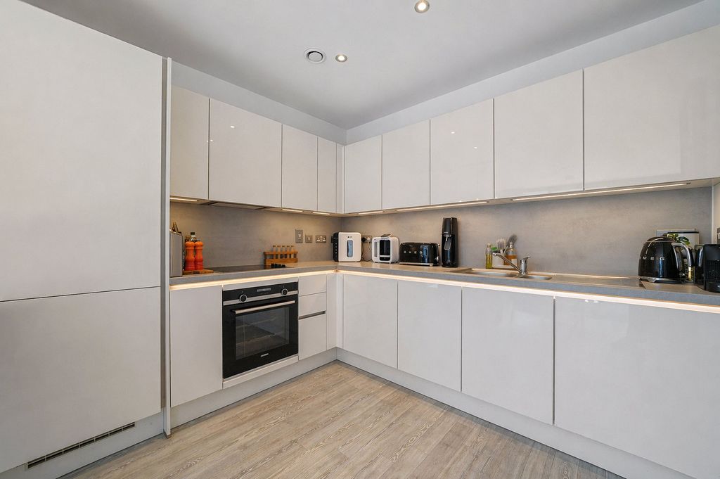 Property photo 3 of 18 Kitchen