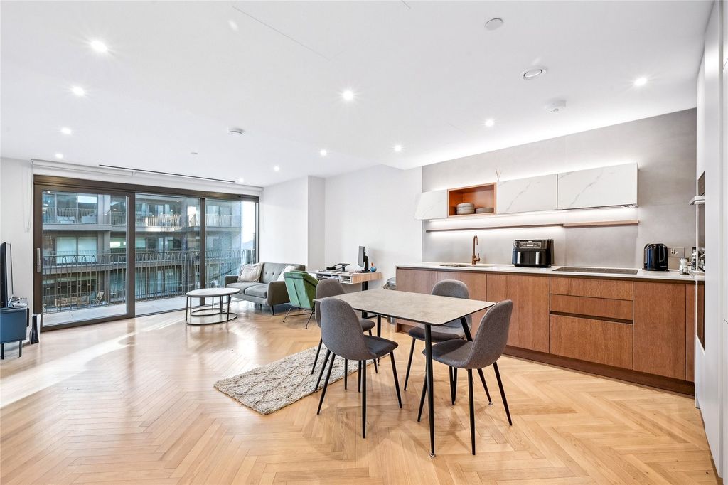 Property photo 1 of 20 Kitchen/Reception