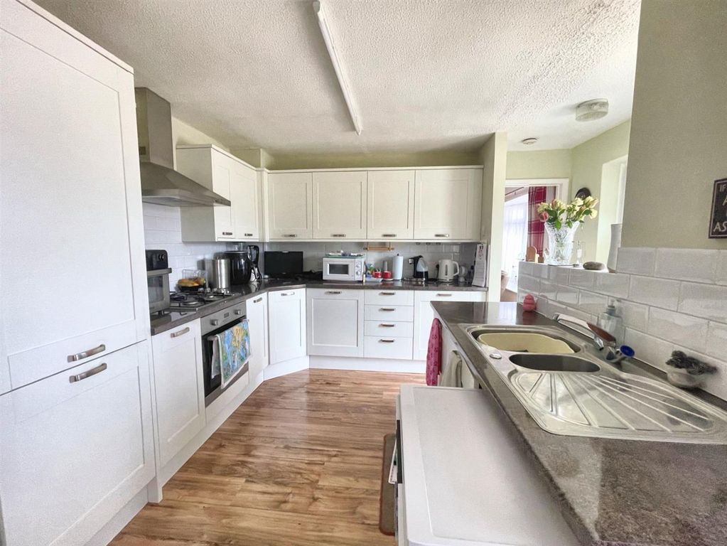 Property photo 3 of 14 Kitchen