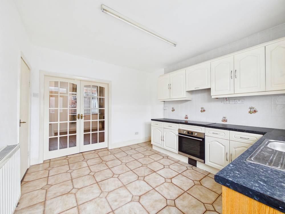 Property photo 2 of 10 Kitchen