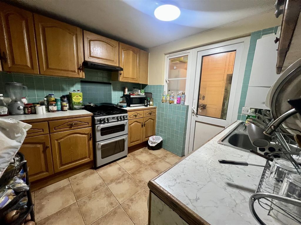 Property photo 3 of 9 Kitchen