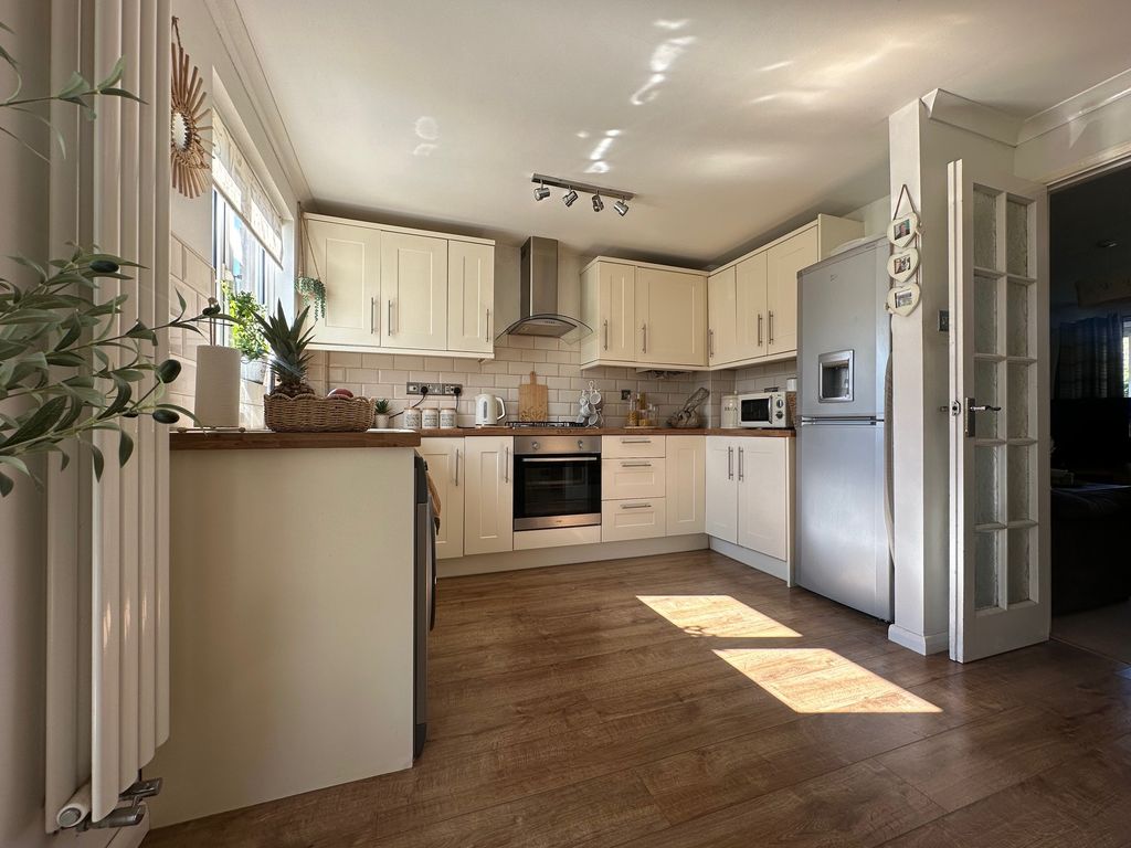 Property photo 2 of 19 Kitchen