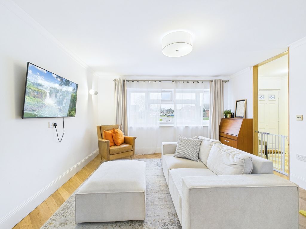 Property photo 3 of 27 Cam01909G0-Pr0460-Still020