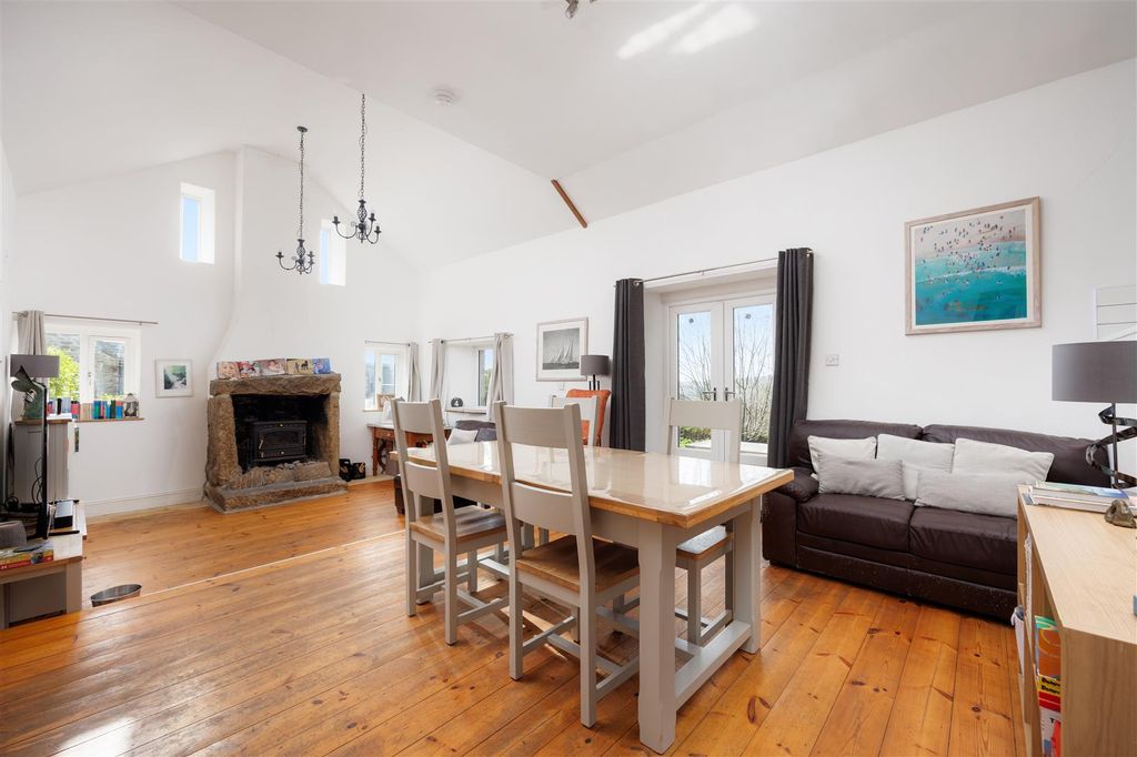 Property photo 2 of 25