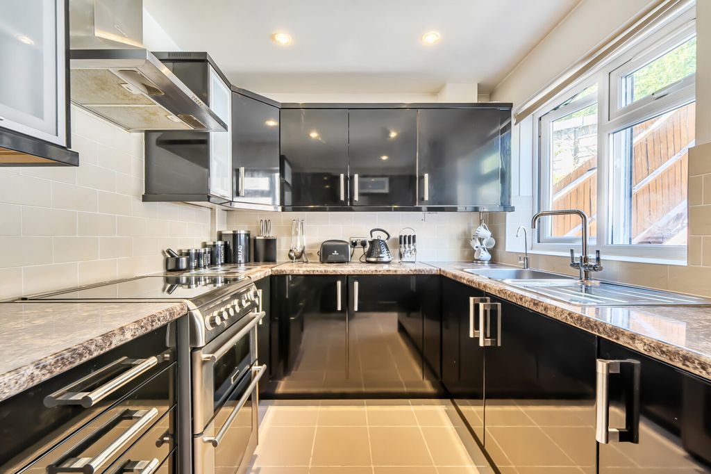 Property photo 2 of 16 Kitchen
