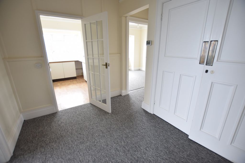 Property photo 3 of 11 Hallway