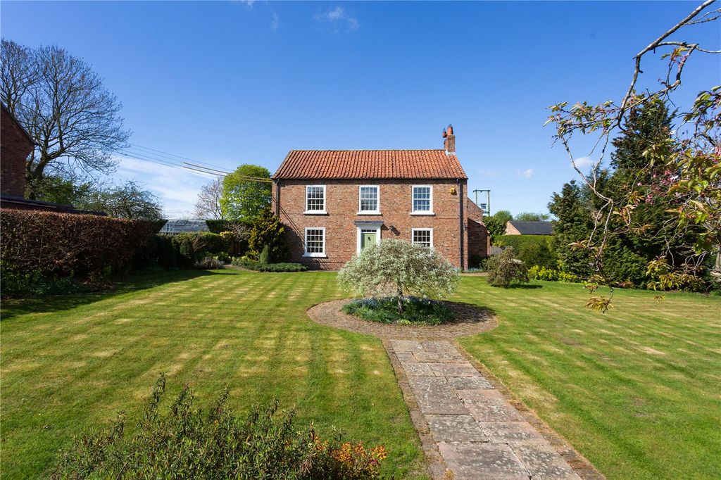 Property photo 3 of 24 Front Aspect