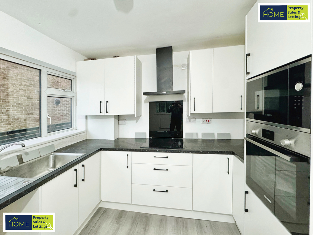 Property photo 3 of 18 Kitchen