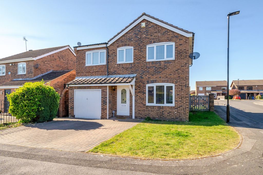 Property photo 1 of 17 Front Garden