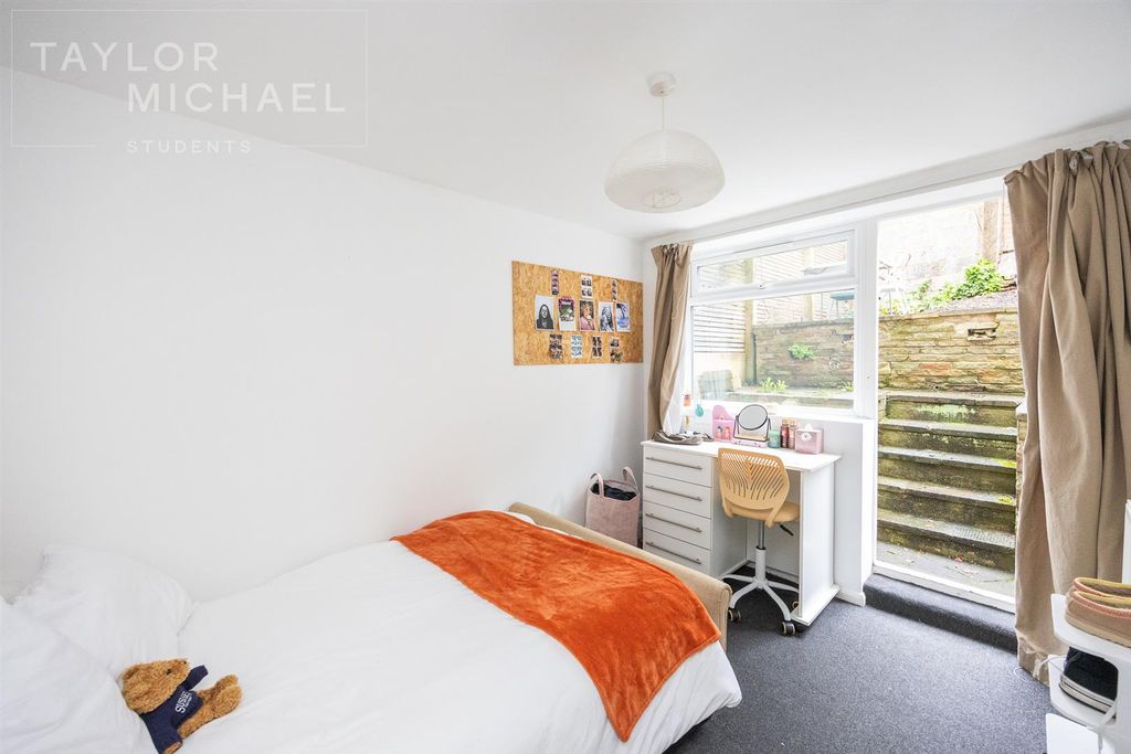 Property photo 1 of 12 Bedroom