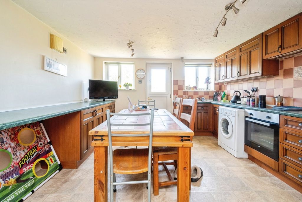 Property photo 2 of 18 Kitchen Breakfast