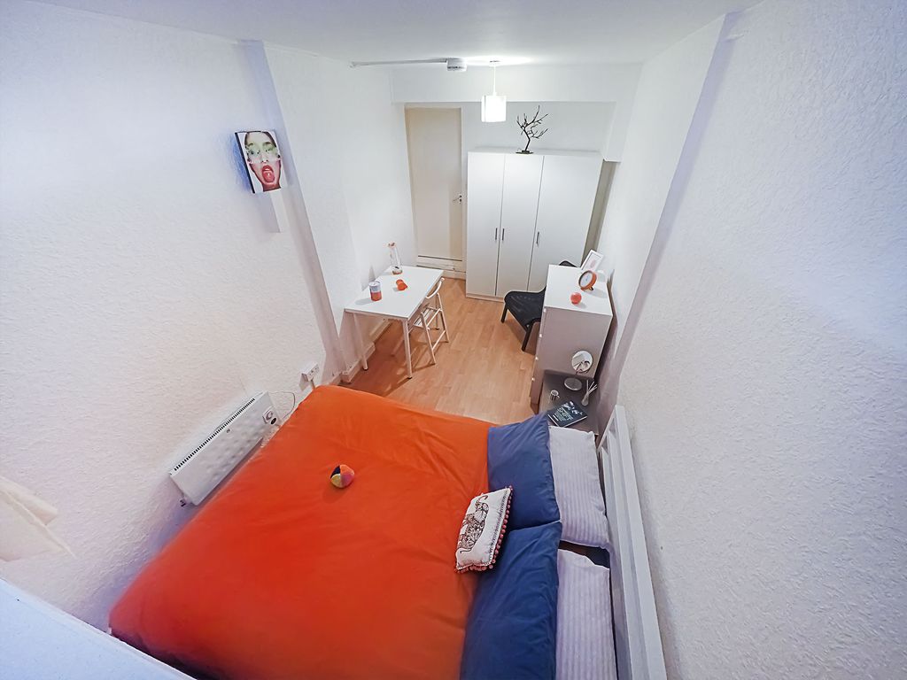 Property photo 2 of 11 Room 1- £953 Available Now