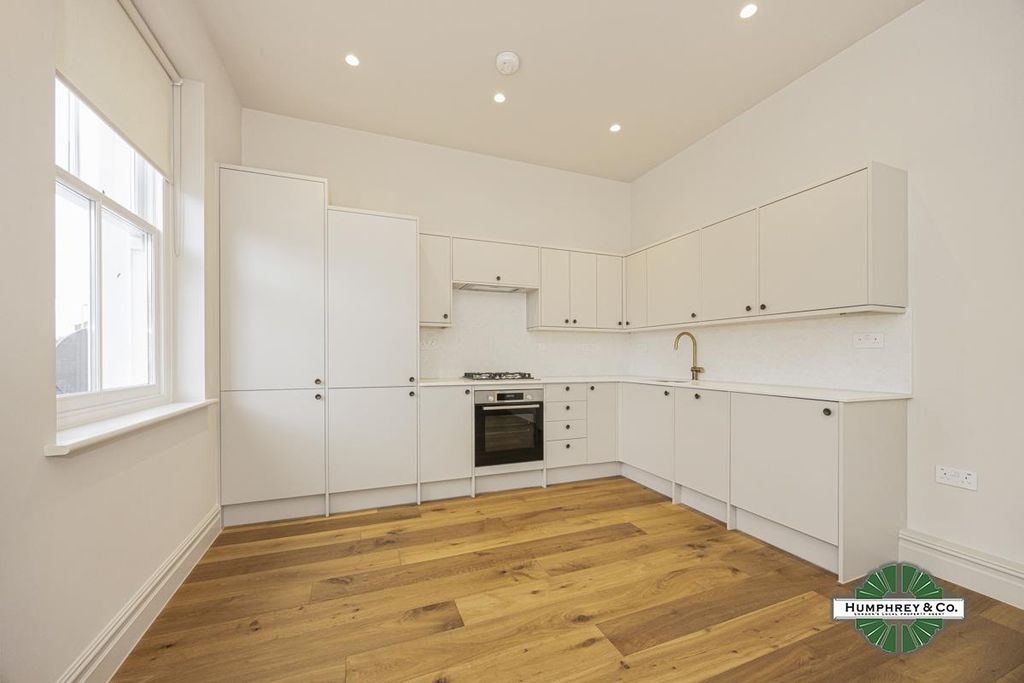 Property photo 3 of 11 Bakers Arms Apartments -002.Jpg