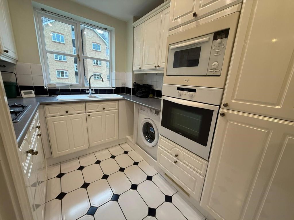 Property photo 2 of 9 Kitchen