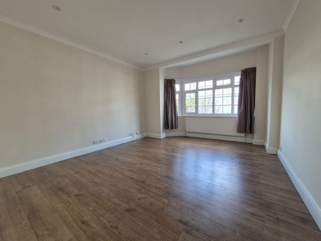Property photo 1 of 7 Beautiful 2 Bedroom First Floor Flat