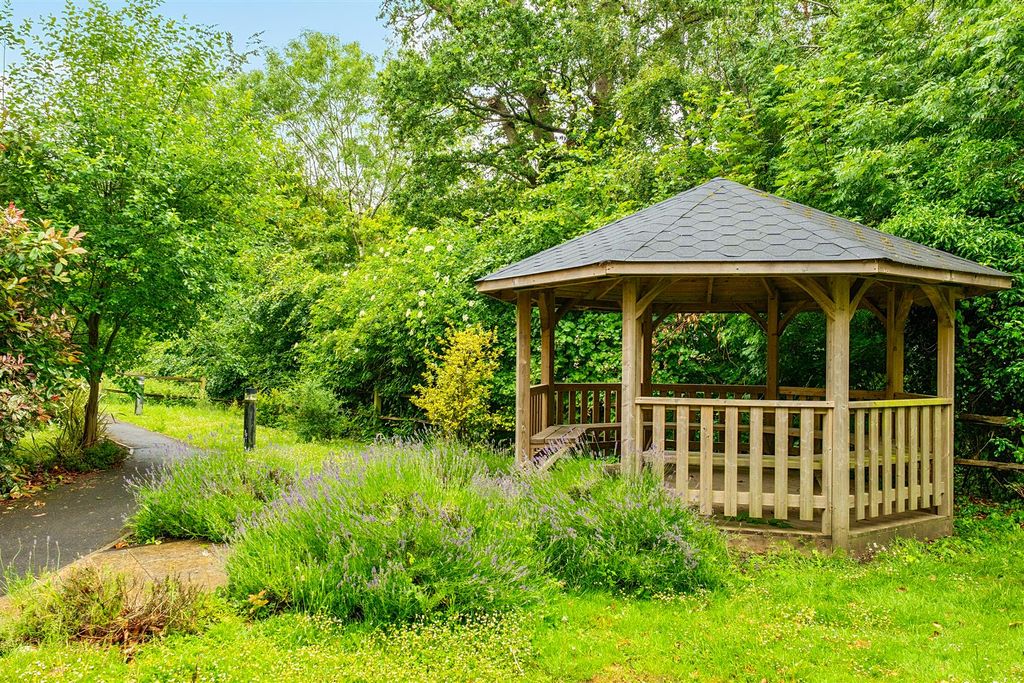 Property photo 2 of 18 Communal Gardens