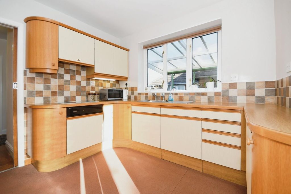 Property photo 3 of 20 Kitchen 02.Jpg