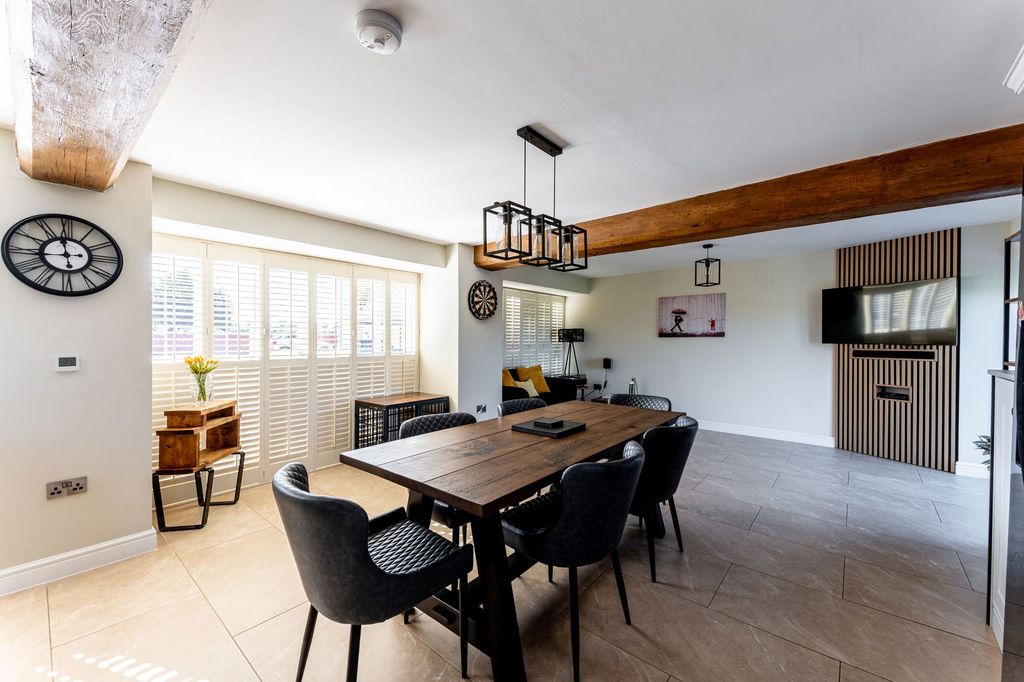 Property photo 2 of 28