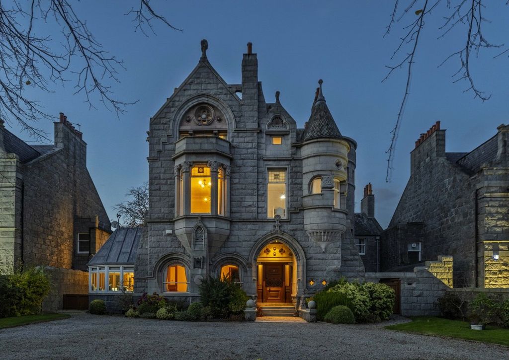 Property photo 2 of 12 Nightime Aspect