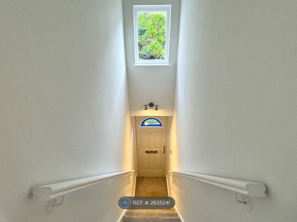 Property photo 3 of 10 Landing / Corridor