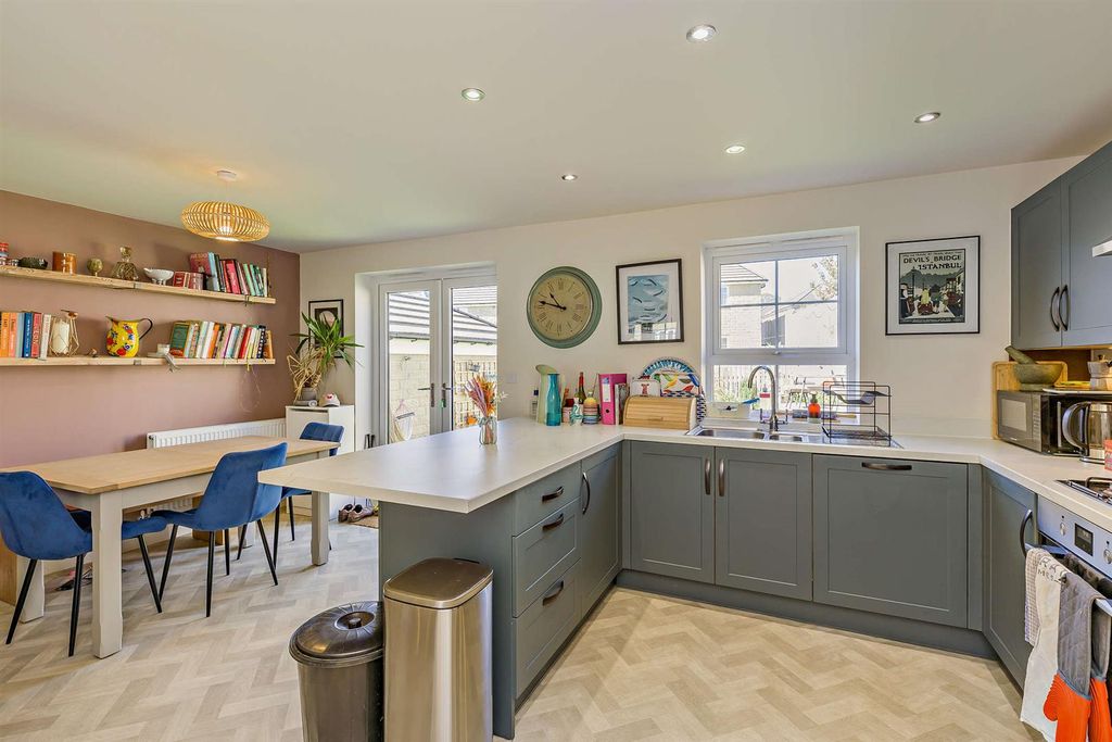 Property photo 2 of 13 8690208-Interior08-800.Jpg