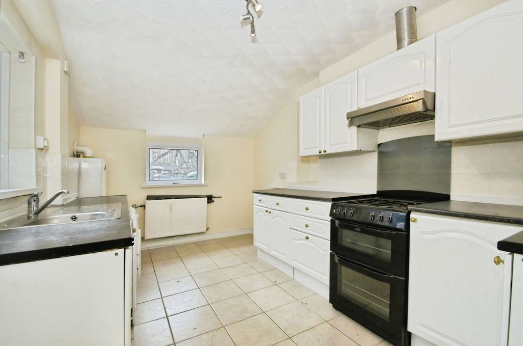 Property photo 3 of 7 Kitchen