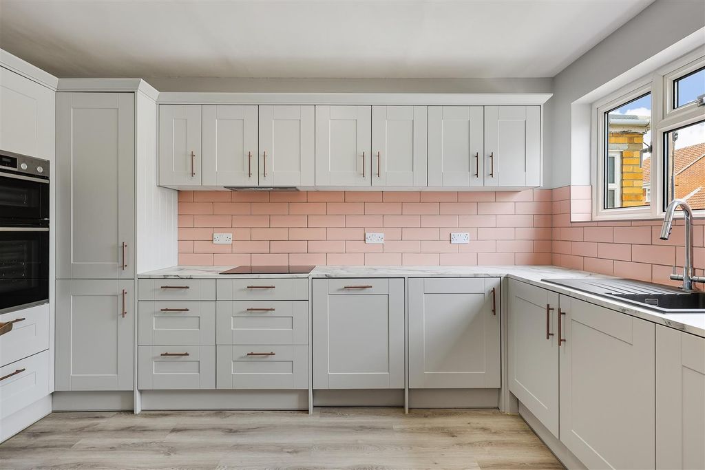Property photo 2 of 13 Img (3).Jpg