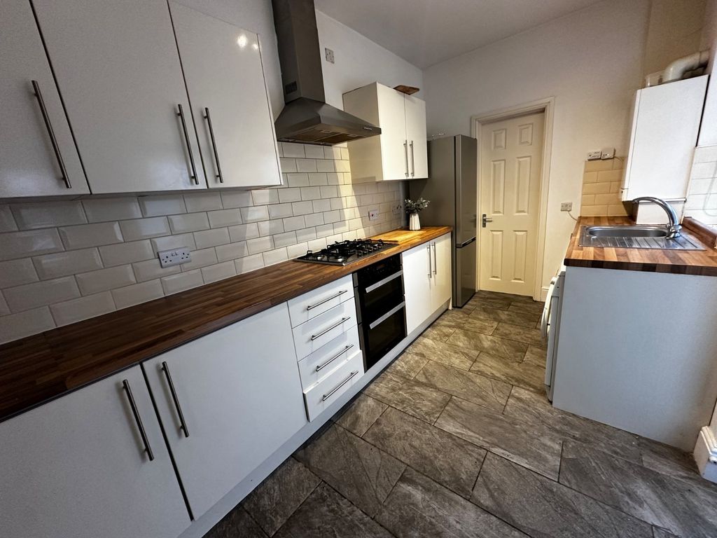 Property photo 2 of 12 Picture No. 11