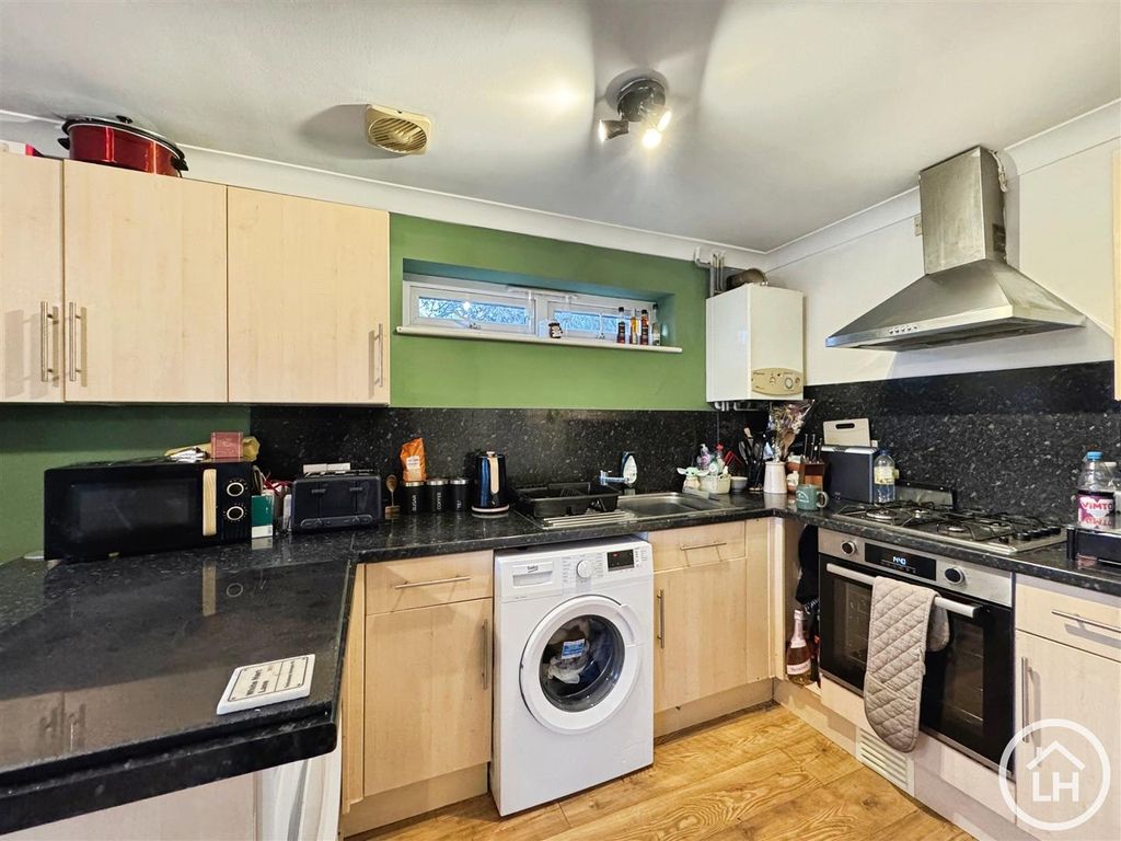 Property photo 3 of 8 Kitchen