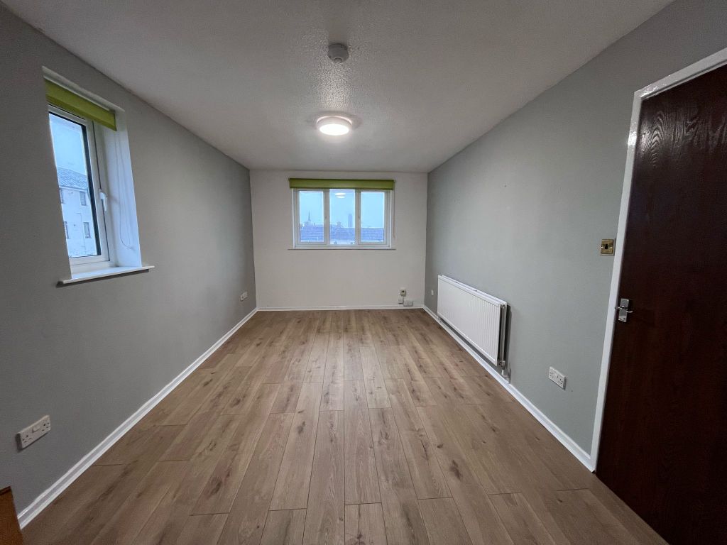 Property photo 3 of 6 Living Room