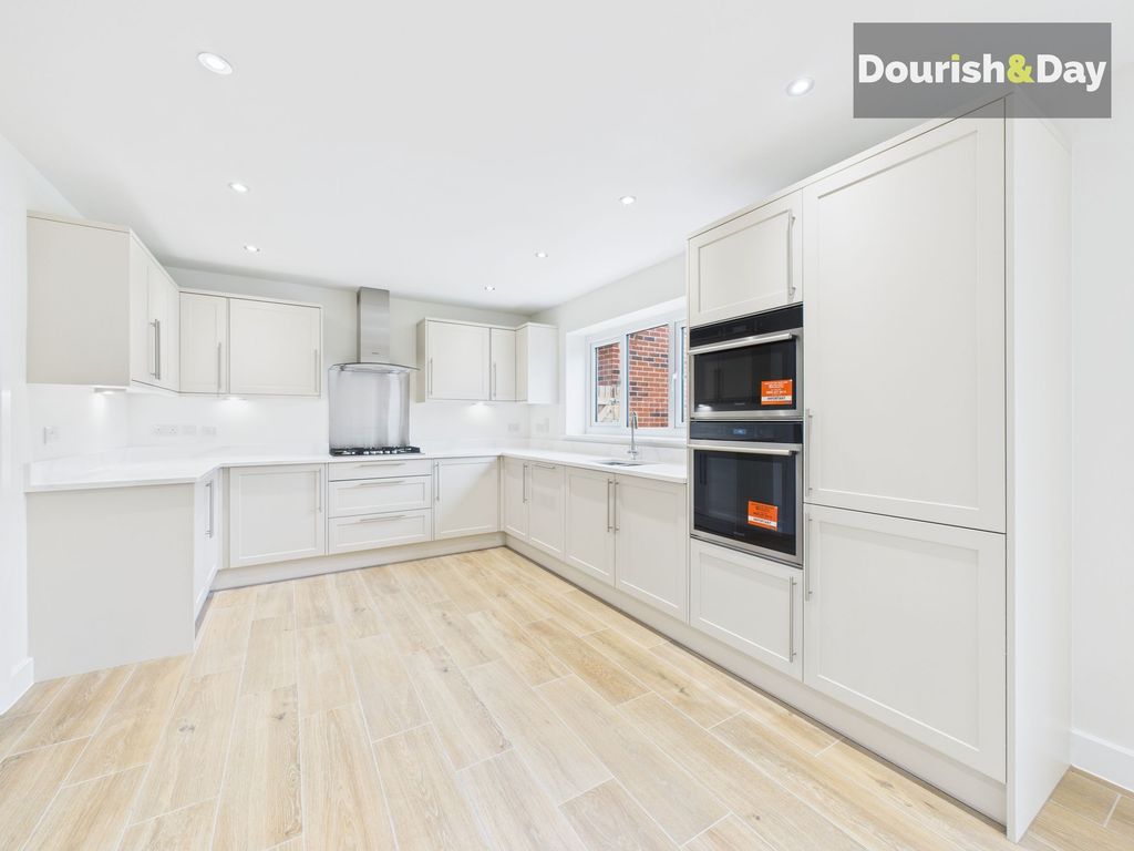 Property photo 3 of 19 Dining Kitchen