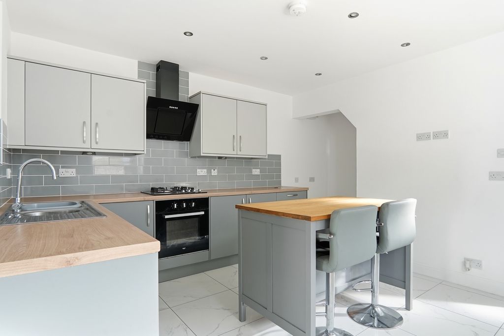Property photo 2 of 17 Leedsroad003