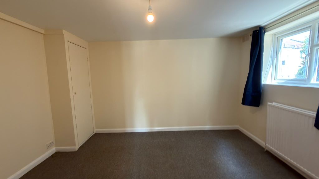 Property photo 2 of 12 Flat B, 28 Hibernia Road, Hounslow, Middlesex, Tw3 3Ry