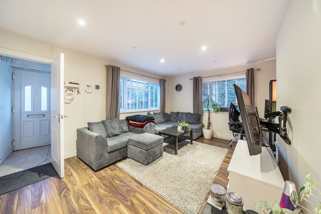 Property photo 3 of 18 1410806-8-698E06d...