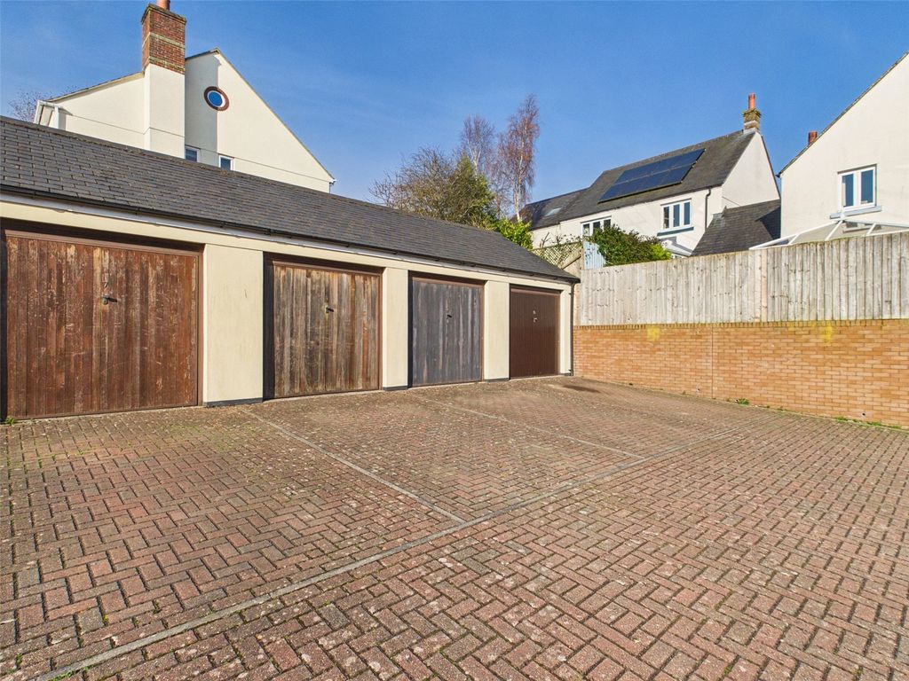 Property photo 3 of 16 Garage