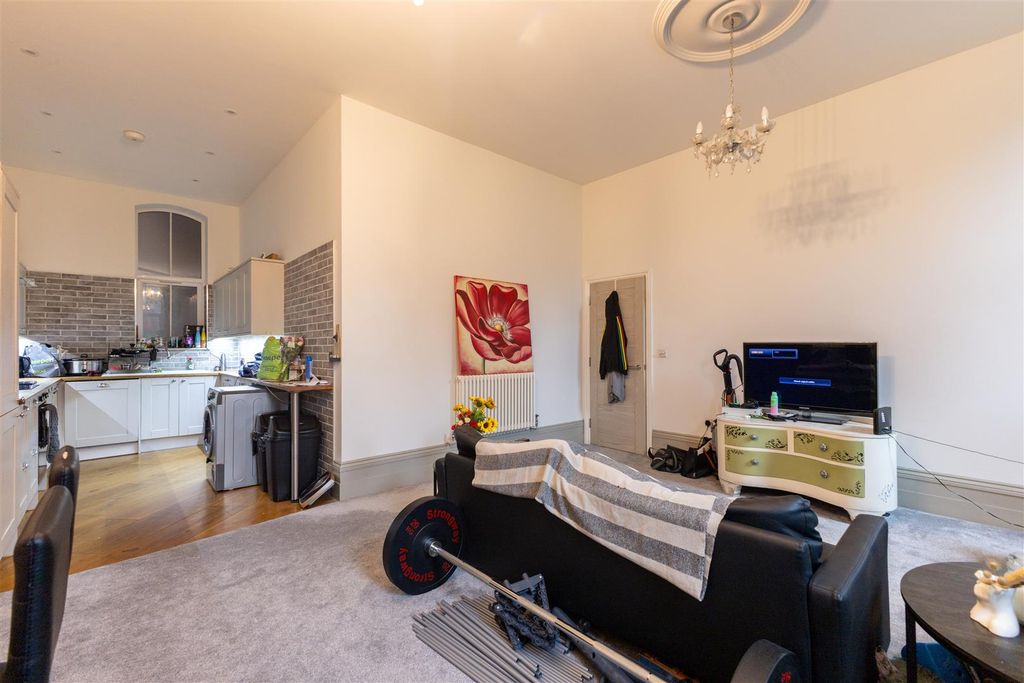 Property photo 3 of 10 Living Space