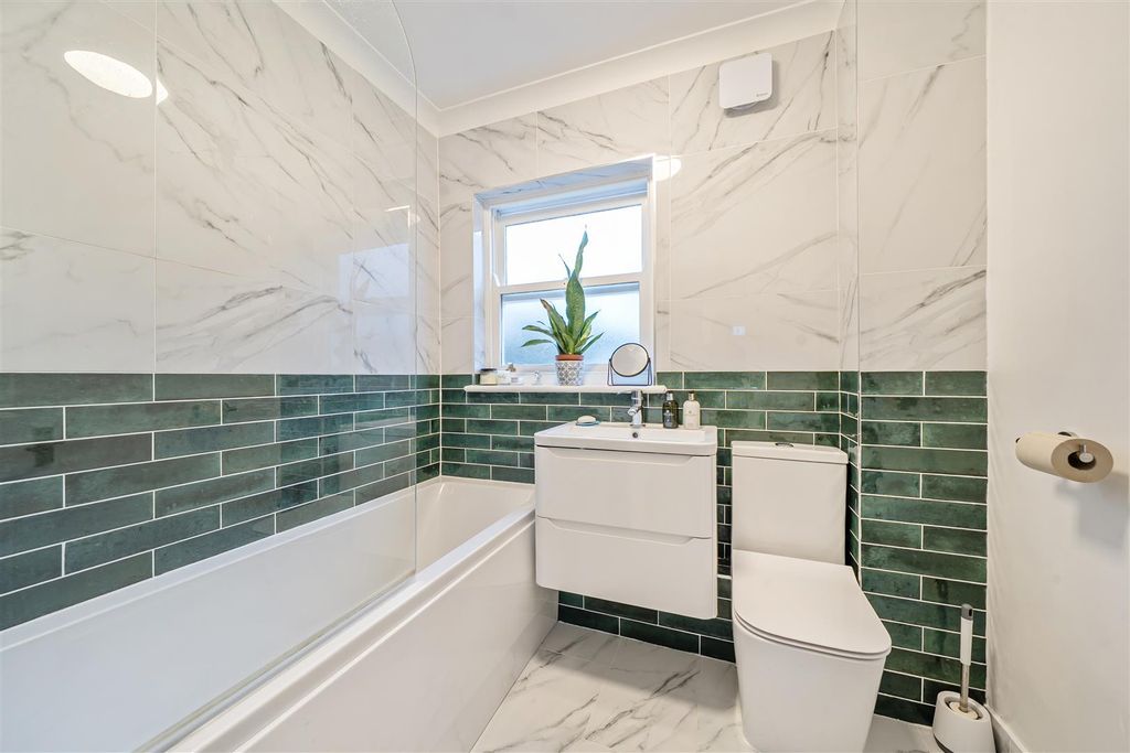 Property photo 3 of 18 Bathroom: